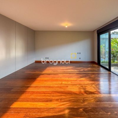 Casa com 607m², 4 quartos (sendo 4 suítes), 6 garagens, no bairro Lagoa da Conceição em Florianópolis