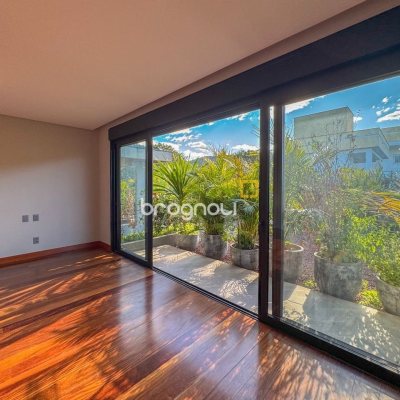 Casa com 607m², 4 quartos (sendo 4 suítes), 6 garagens, no bairro Lagoa da Conceição em Florianópolis