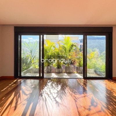 Casa com 607m², 4 quartos (sendo 4 suítes), 6 garagens, no bairro Lagoa da Conceição em Florianópolis
