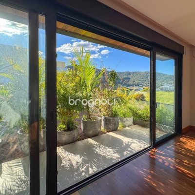 Casa com 607m², 4 quartos (sendo 4 suítes), 6 garagens, no bairro Lagoa da Conceição em Florianópolis