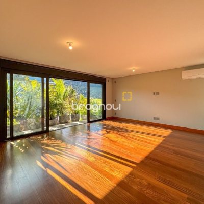 Casa com 607m², 4 quartos (sendo 4 suítes), 6 garagens, no bairro Lagoa da Conceição em Florianópolis