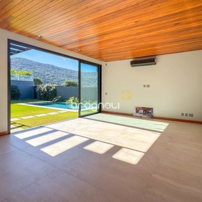 Casa com 607m², 4 quartos (sendo 4 suítes), 6 garagens, no bairro Lagoa da Conceição em Florianópolis