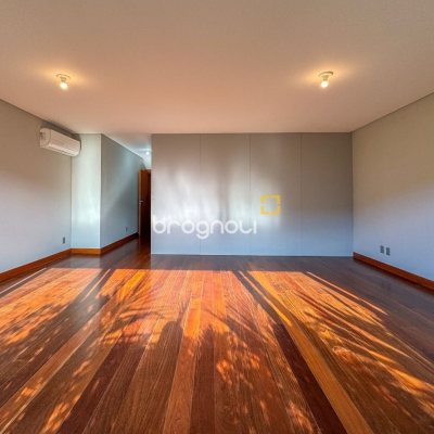 Casa com 607m², 4 quartos (sendo 4 suítes), 6 garagens, no bairro Lagoa da Conceição em Florianópolis