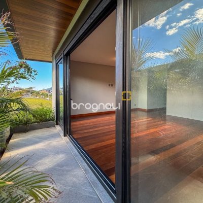 Casa com 607m², 4 quartos (sendo 4 suítes), 6 garagens, no bairro Lagoa da Conceição em Florianópolis