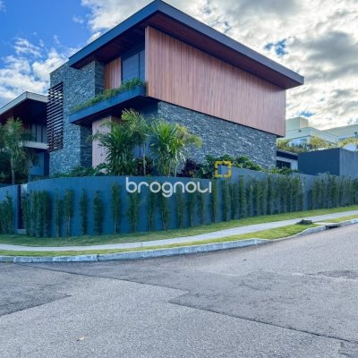 Casa com 607m², 4 quartos (sendo 4 suítes), 6 garagens, no bairro Lagoa da Conceição em Florianópolis