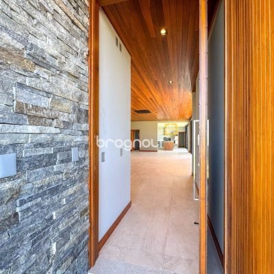 Casa com 607m², 4 quartos (sendo 4 suítes), 6 garagens, no bairro Lagoa da Conceição em Florianópolis