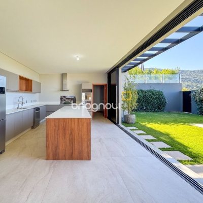 Casa com 607m², 4 quartos (sendo 4 suítes), 6 garagens, no bairro Lagoa da Conceição em Florianópolis