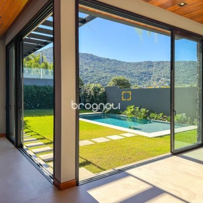 Casa com 607m², 4 quartos (sendo 4 suítes), 6 garagens, no bairro Lagoa da Conceição em Florianópolis