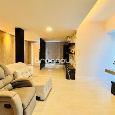 Casa com 285m², 4 quartos (sendo 2 suítes), 2 garagens, no bairro Trindade em Florianópolis