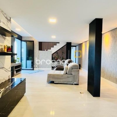 Casa com 285m², 4 quartos (sendo 2 suítes), 2 garagens, no bairro Trindade em Florianópolis