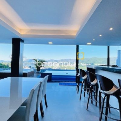 Casa com 285m², 4 quartos (sendo 2 suítes), 2 garagens, no bairro Trindade em Florianópolis