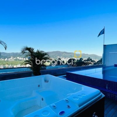 Casa com 285m², 4 quartos (sendo 2 suítes), 2 garagens, no bairro Trindade em Florianópolis