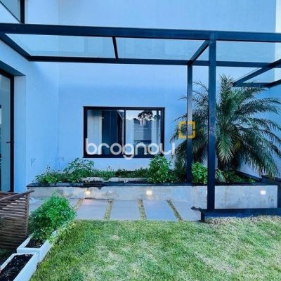 Casa com 285m², 4 quartos (sendo 2 suítes), 2 garagens, no bairro Trindade em Florianópolis