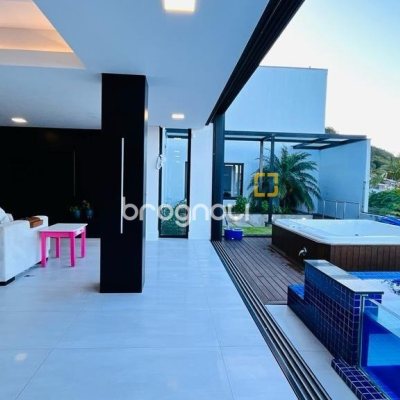 Casa com 285m², 4 quartos (sendo 2 suítes), 2 garagens, no bairro Trindade em Florianópolis