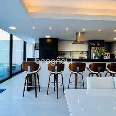 Casa com 285m², 4 quartos (sendo 2 suítes), 2 garagens, no bairro Trindade em Florianópolis