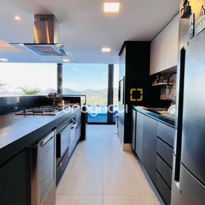 Casa com 285m², 4 quartos (sendo 2 suítes), 2 garagens, no bairro Trindade em Florianópolis
