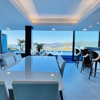 Casa com 285m², 4 quartos (sendo 2 suítes), 2 garagens, no bairro Trindade em Florianópolis