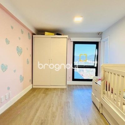 Casa com 285m², 4 quartos (sendo 2 suítes), 2 garagens, no bairro Trindade em Florianópolis