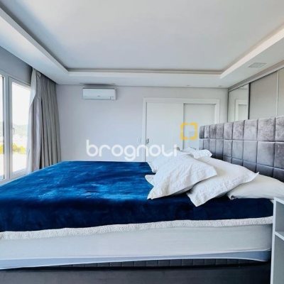 Casa com 285m², 4 quartos (sendo 2 suítes), 2 garagens, no bairro Trindade em Florianópolis