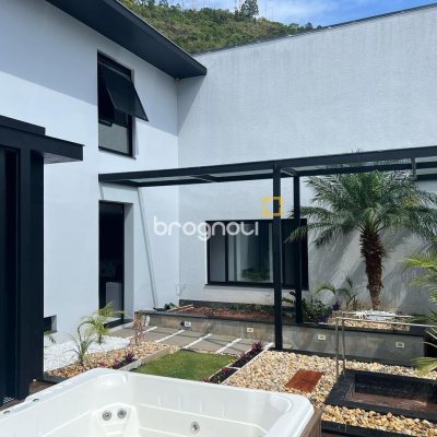 Casa com 285m², 4 quartos (sendo 2 suítes), 2 garagens, no bairro Trindade em Florianópolis