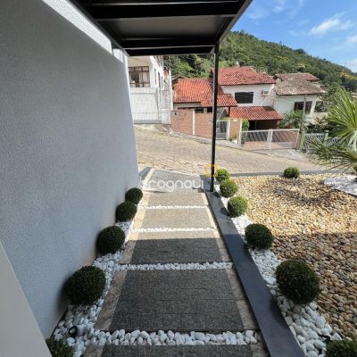 Casa com 285m², 4 quartos (sendo 2 suítes), 2 garagens, no bairro Trindade em Florianópolis