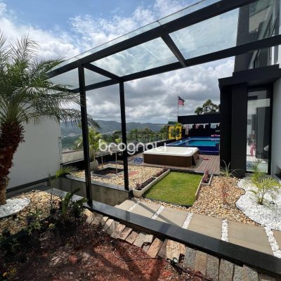 Casa com 285m², 4 quartos (sendo 2 suítes), 2 garagens, no bairro Trindade em Florianópolis