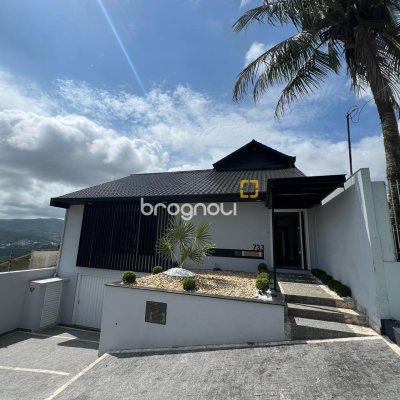 Casa com 285m², 4 quartos (sendo 2 suítes), 2 garagens, no bairro Trindade em Florianópolis