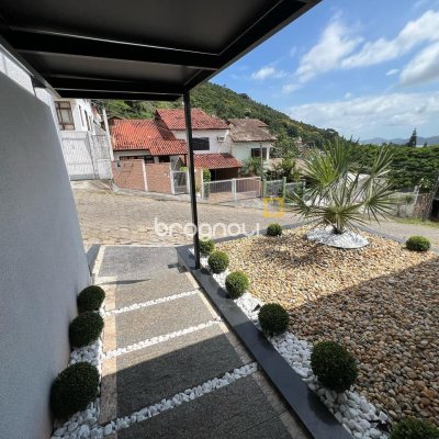 Casa com 285m², 4 quartos (sendo 2 suítes), 2 garagens, no bairro Trindade em Florianópolis