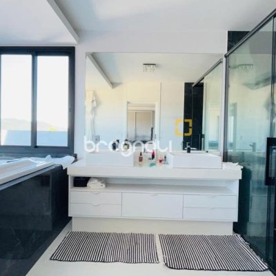 Casa com 285m², 4 quartos (sendo 2 suítes), 2 garagens, no bairro Trindade em Florianópolis