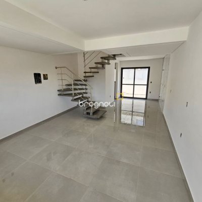Casa com 84m², 2 quartos (sendo 2 suítes), 1 garagem, no bairro Centro em Palhoça