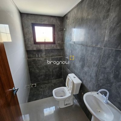Casa com 84m², 2 quartos (sendo 2 suítes), 1 garagem, no bairro Centro em Palhoça