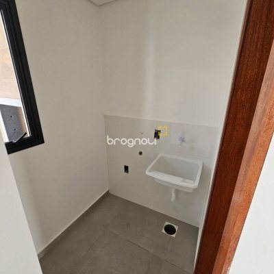 Casa com 84m², 2 quartos (sendo 2 suítes), 1 garagem, no bairro Centro em Palhoça