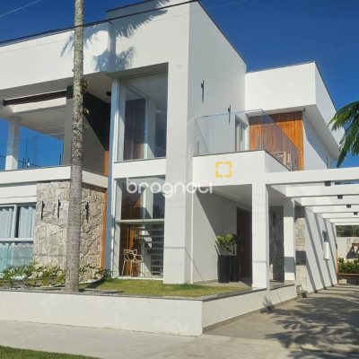 Casa com 310m², 5 quartos (sendo 3 suítes), 2 garagens, no bairro Daniela em Florianópolis