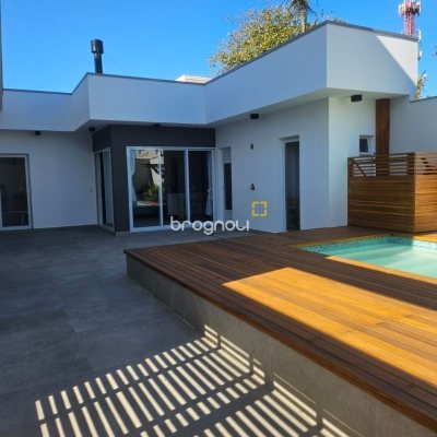 Casa com 310m², 5 quartos (sendo 3 suítes), 2 garagens, no bairro Daniela em Florianópolis