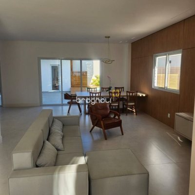 Casa com 310m², 5 quartos (sendo 3 suítes), 2 garagens, no bairro Daniela em Florianópolis