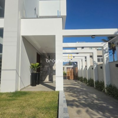 Casa com 310m², 5 quartos (sendo 3 suítes), 2 garagens, no bairro Daniela em Florianópolis