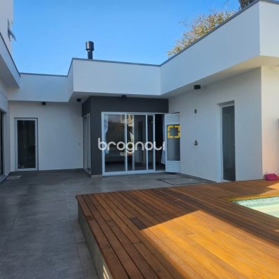Casa com 310m², 5 quartos (sendo 3 suítes), 2 garagens, no bairro Daniela em Florianópolis