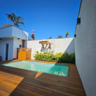 Casa com 310m², 5 quartos (sendo 3 suítes), 2 garagens, no bairro Daniela em Florianópolis