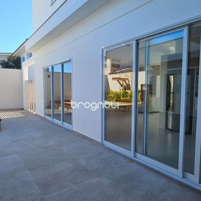 Casa com 310m², 5 quartos (sendo 3 suítes), 2 garagens, no bairro Daniela em Florianópolis