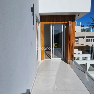 Casa com 310m², 5 quartos (sendo 3 suítes), 2 garagens, no bairro Daniela em Florianópolis