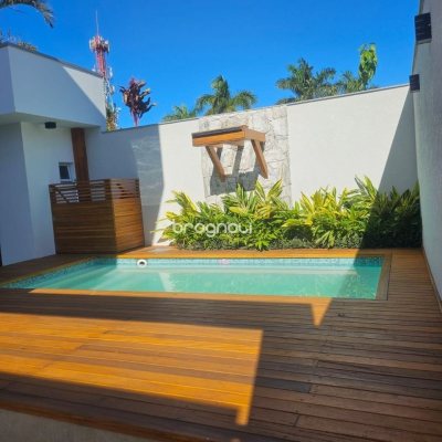 Casa com 310m², 5 quartos (sendo 3 suítes), 2 garagens, no bairro Daniela em Florianópolis