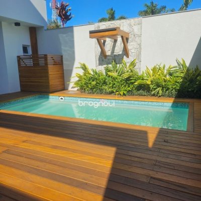 Casa com 310m², 5 quartos (sendo 3 suítes), 2 garagens, no bairro Daniela em Florianópolis