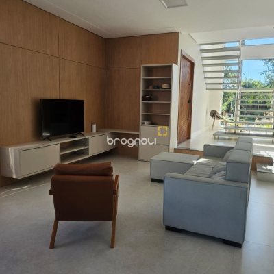 Casa com 310m², 5 quartos (sendo 3 suítes), 2 garagens, no bairro Daniela em Florianópolis