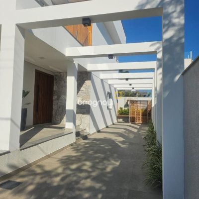 Casa com 310m², 5 quartos (sendo 3 suítes), 2 garagens, no bairro Daniela em Florianópolis