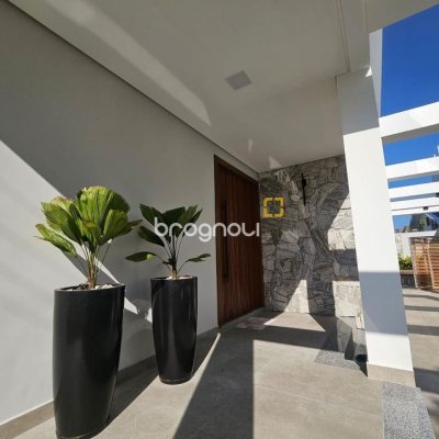 Casa com 310m², 5 quartos (sendo 3 suítes), 2 garagens, no bairro Daniela em Florianópolis
