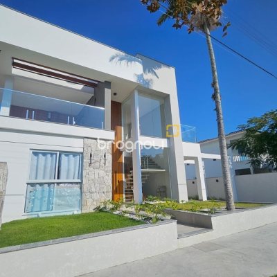 Casa com 310m², 5 quartos (sendo 3 suítes), 2 garagens, no bairro Daniela em Florianópolis