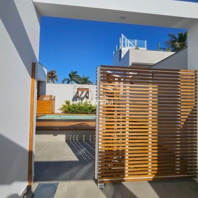 Casa com 310m², 5 quartos (sendo 3 suítes), 2 garagens, no bairro Daniela em Florianópolis