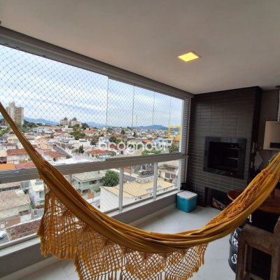 Apartamento com 96m², 3 quartos (sendo 2 suítes), 2 garagens, no bairro Estreito em Florianópolis