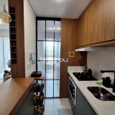 Apartamento com 96m², 3 quartos (sendo 2 suítes), 2 garagens, no bairro Estreito em Florianópolis