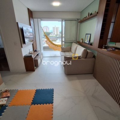 Apartamento com 96m², 3 quartos (sendo 2 suítes), 2 garagens, no bairro Estreito em Florianópolis